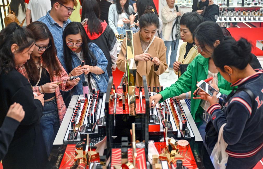 2月11日、海口國際免稅城で化粧品を選ぶ消費者（撮影?郭程）。