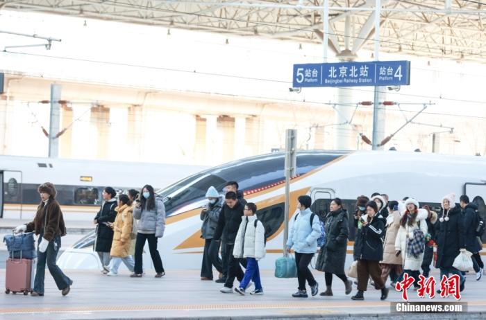 1月13日、北京北駅のホームを歩く旅客。撮影?賈天勇